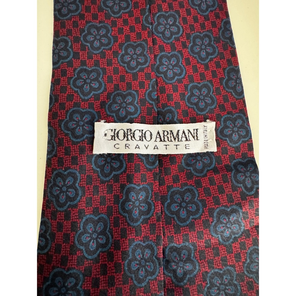 Vintage Giorgio Armani Cravatte Silk Tie Red Navy Blue Floral Medallion Italy - Picture 3 of 4